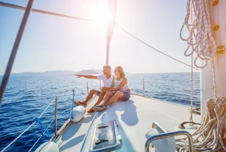 Junges Paar entspannt auf ihrer Yacht