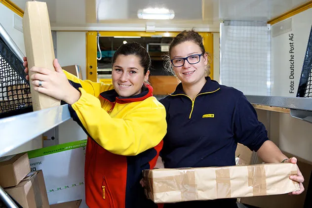Zwei Mitarbeiterinnen von DHL und Deutscher Post