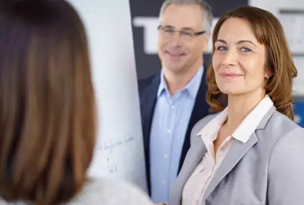 Menschen im Büro arbeiten am Flipchart